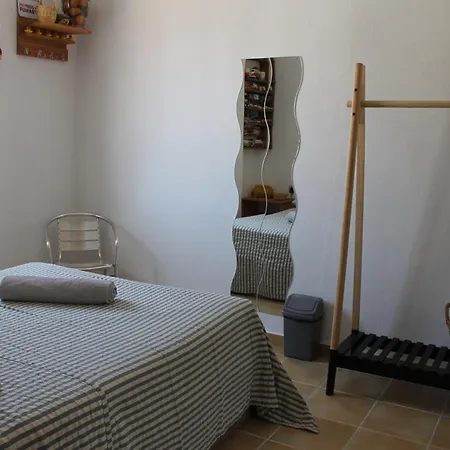 En Piso Compartido In Shared Flat * 托雷莫利诺斯
